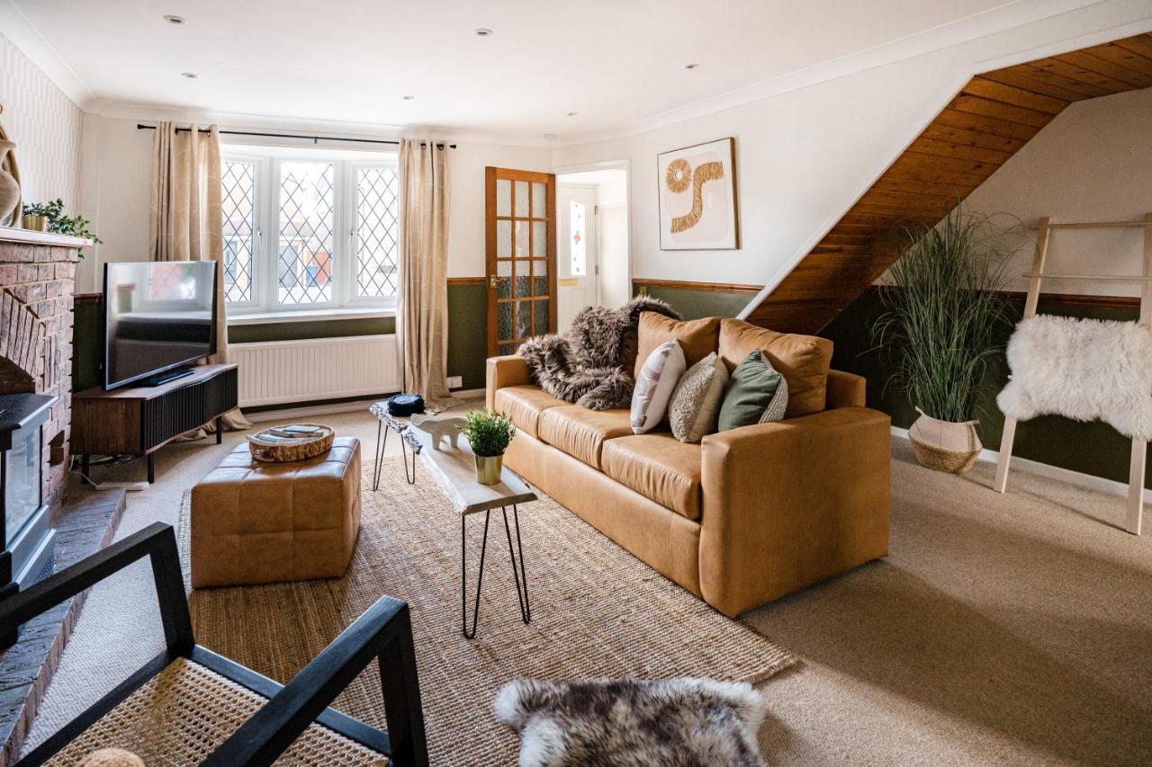 4-Bed Cotswold Getaway With Hot Tub & Gaming Room Churchdown Экстерьер фото