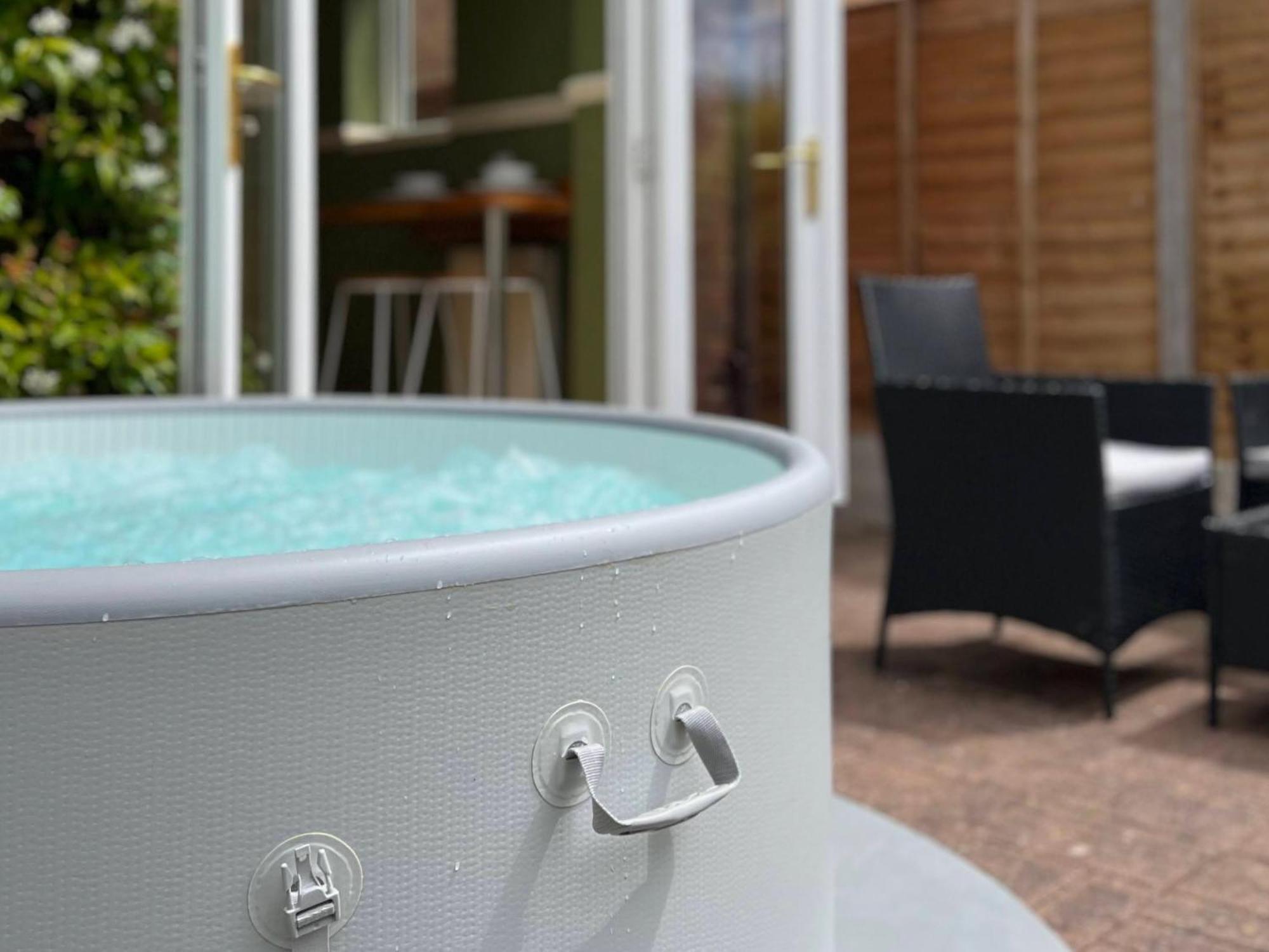 4-Bed Cotswold Getaway With Hot Tub & Gaming Room Churchdown Экстерьер фото